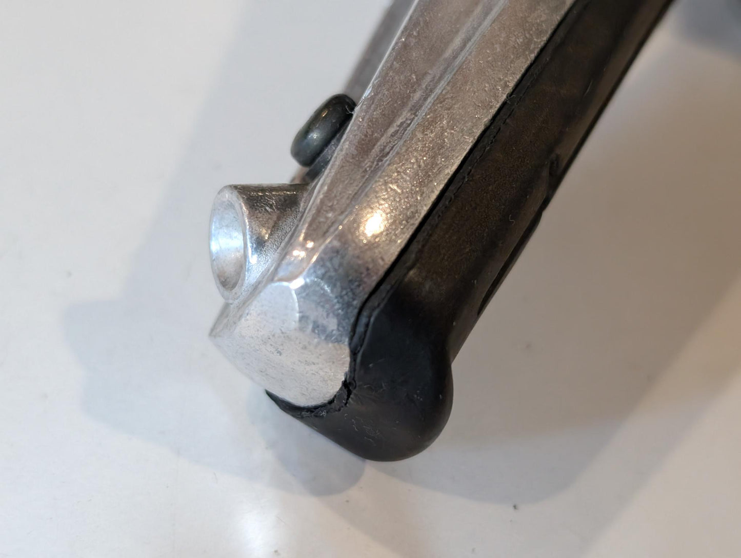 Yamaha GTS1000A 4BH Fussraste inkl. Halter hinten rechts 4BH-27440-00, gebraucht