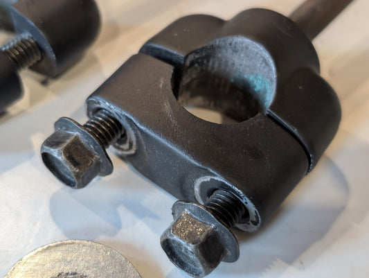 Yamaha XT600 43F Lenkerhalter 1E6-23441-00 3Y6-23442-00-98 Schraube 95826-08035 gebraucht