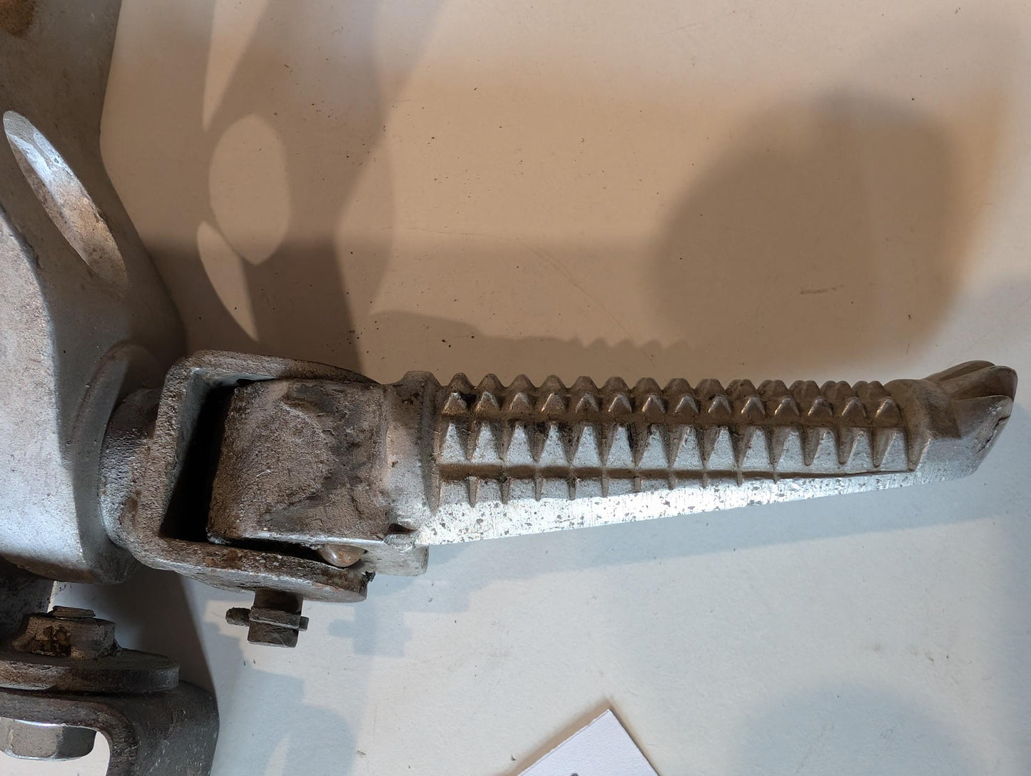 Yamaha TZR125 4FL Fussraste hinten rechts 3XV-27440-01 inkl. Konsole 3XV-2742L-01