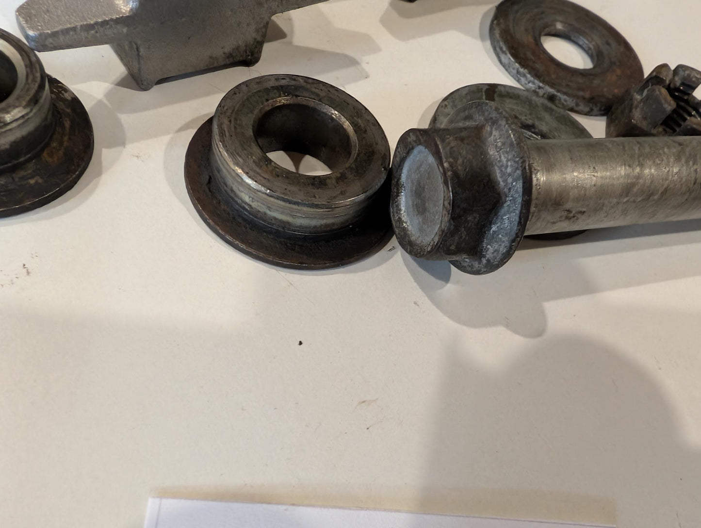 Yamaha TZR125 4FL Hinterradachse 1RY-25381-00 mit Spannern und Buchsen