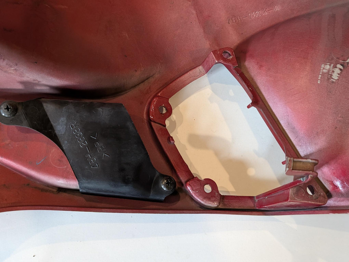 Yamaha GTS1000A 4BH Seitenverkleidung rechts rot 4BH-2835K-00, gebraucht