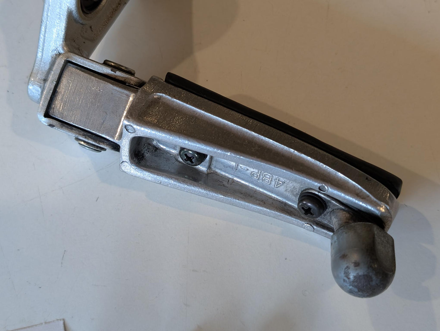 Yamaha GTS1000A 4BH Fussraste inkl. Halter und Feder vorne links 4BH-27410-00, gebraucht
