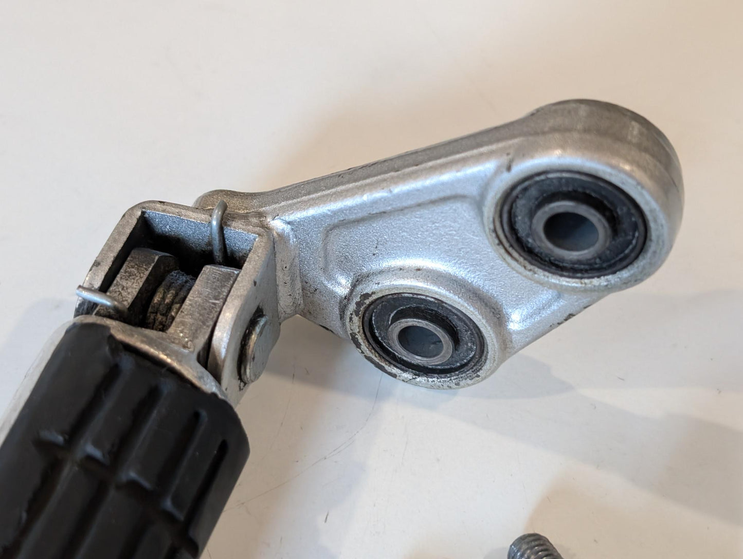 Yamaha GTS1000A 4BH Fussraste inkl. Halter und Feder vorne rechts 4BH-27420-00, gebraucht