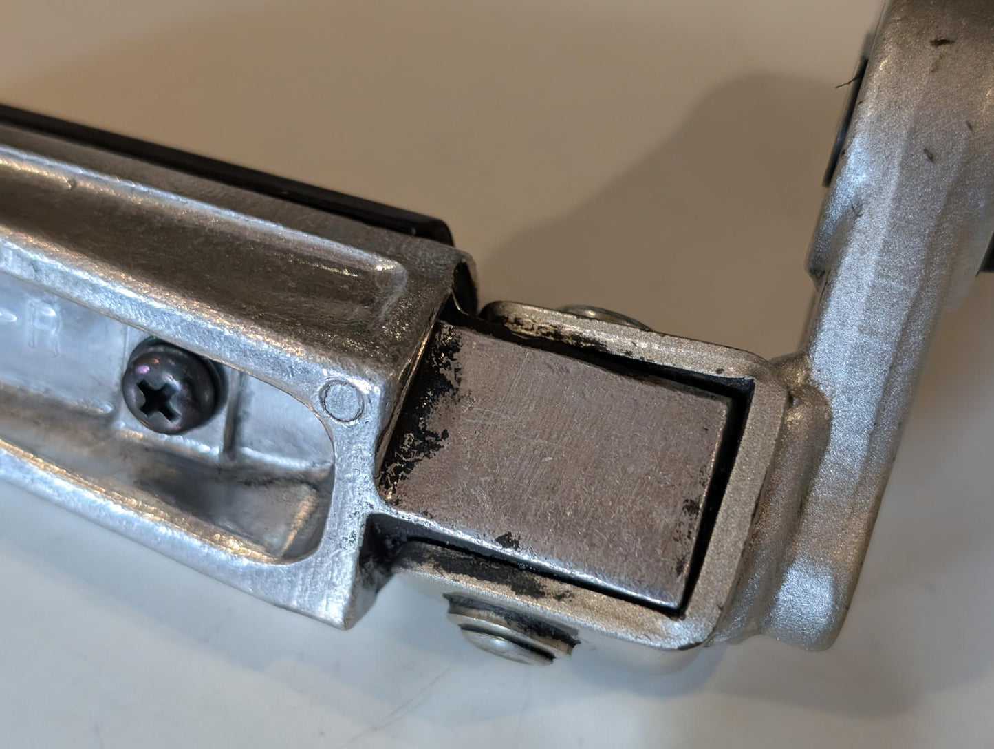 Yamaha GTS1000A 4BH Fussraste inkl. Halter und Feder vorne rechts 4BH-27420-00, gebraucht