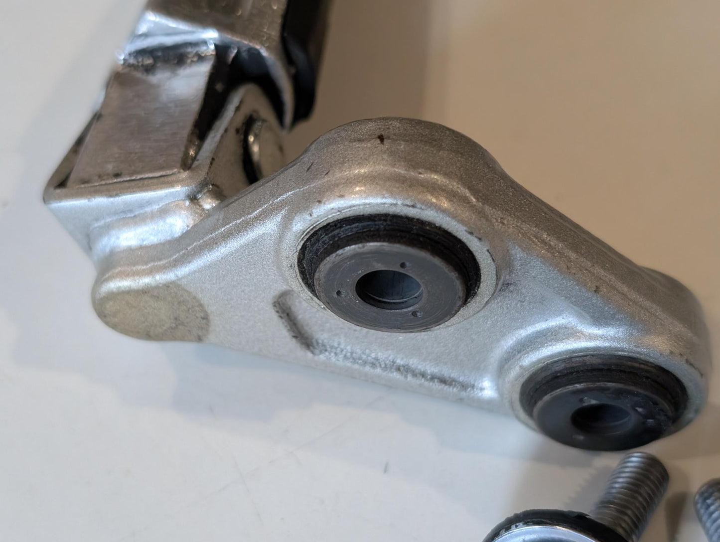 Yamaha GTS1000A 4BH Fussraste inkl. Halter und Feder vorne rechts 4BH-27420-00, gebraucht
