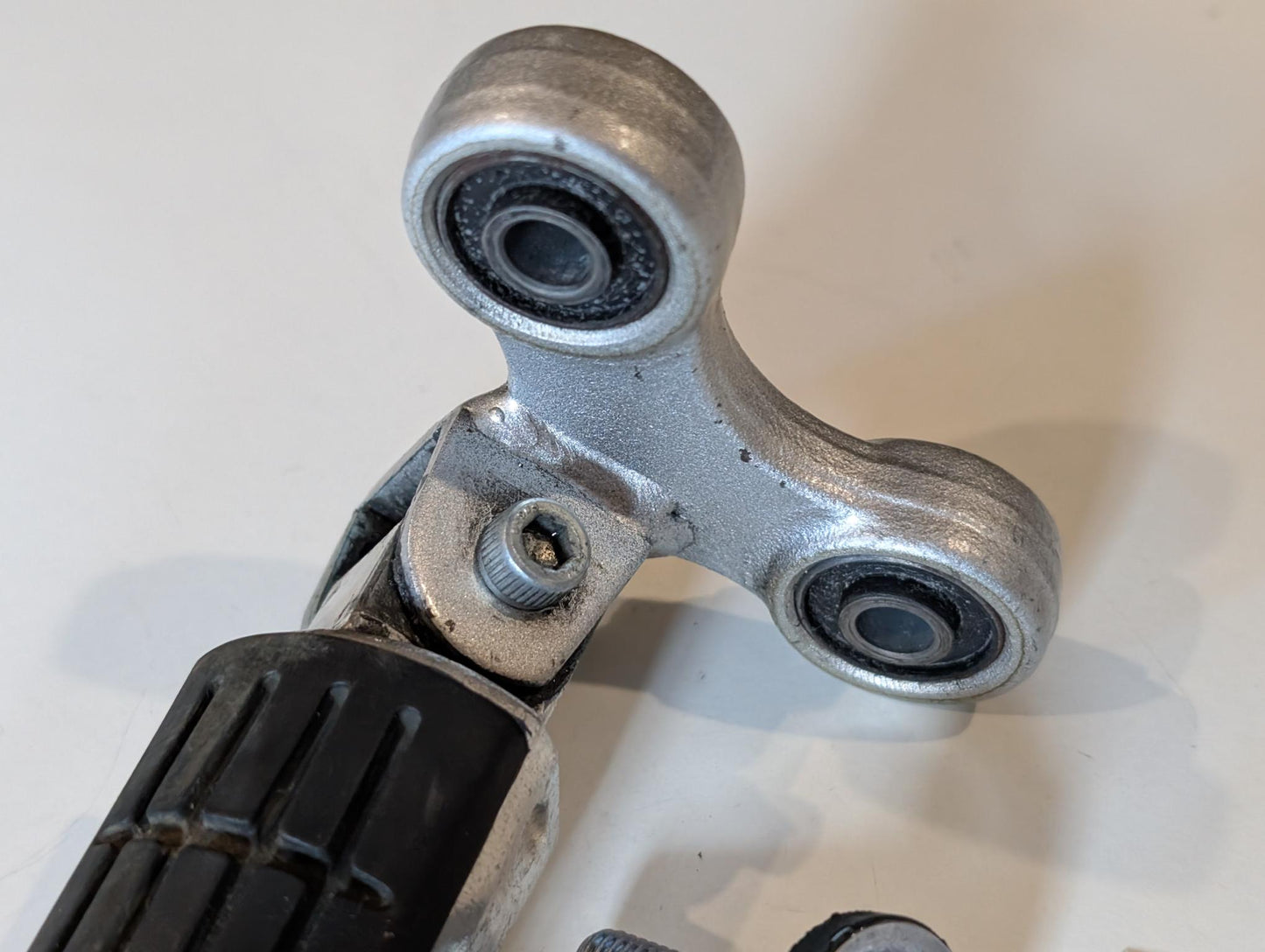 Yamaha GTS1000A 4BH Fussraste inkl. Halter hinten rechts 4BH-27440-00, gebraucht
