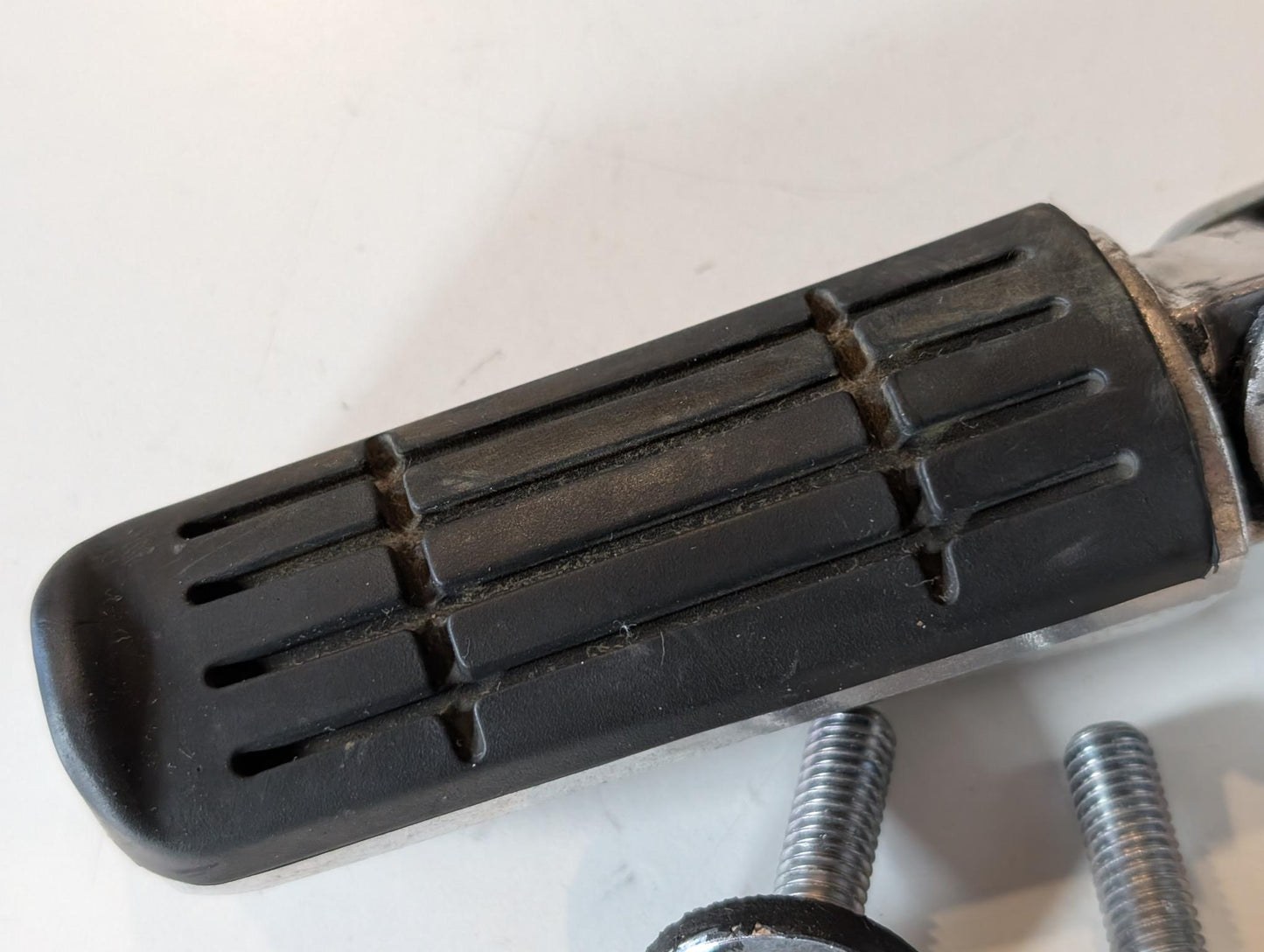 Yamaha GTS1000A 4BH Fussraste inkl. Halter hinten rechts 4BH-27440-00, gebraucht