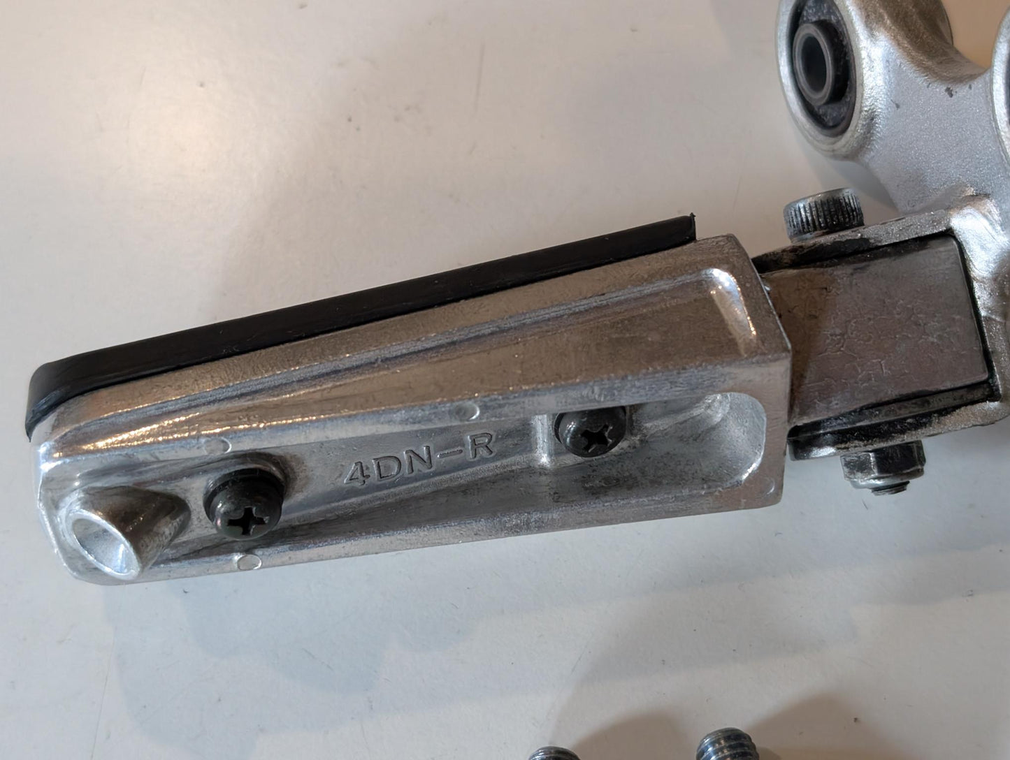 Yamaha GTS1000A 4BH Fussraste inkl. Halter hinten rechts 4BH-27440-00, gebraucht