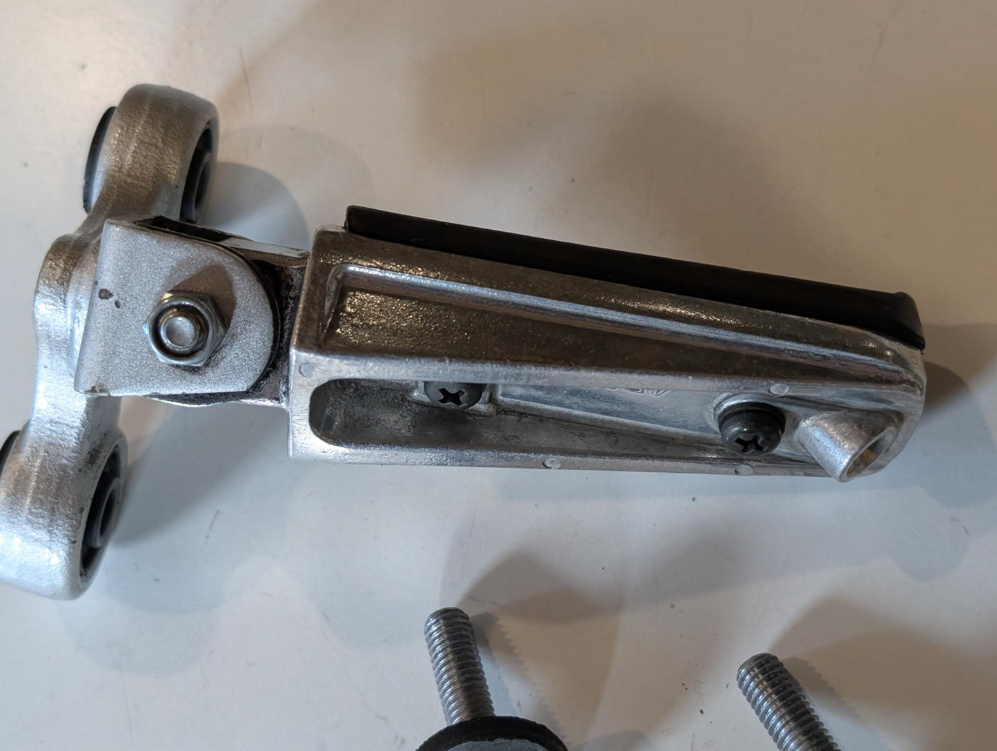Yamaha GTS1000A 4BH Fussraste inkl. Halter hinten rechts 4BH-27440-00, gebraucht