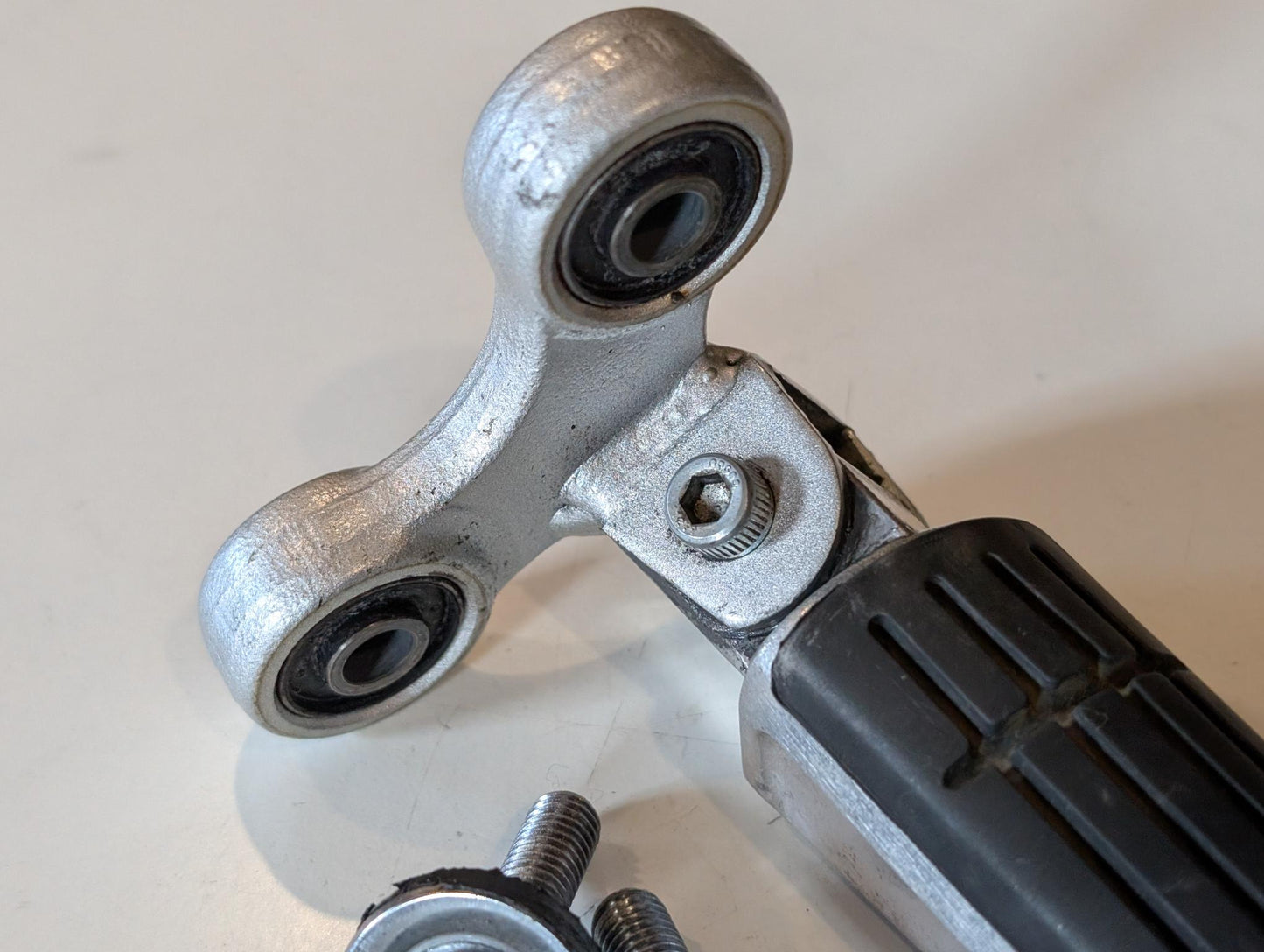 Yamaha GTS1000A 4BH Fussraste inkl. Halter hinten links 4BH-27430-00, gebraucht