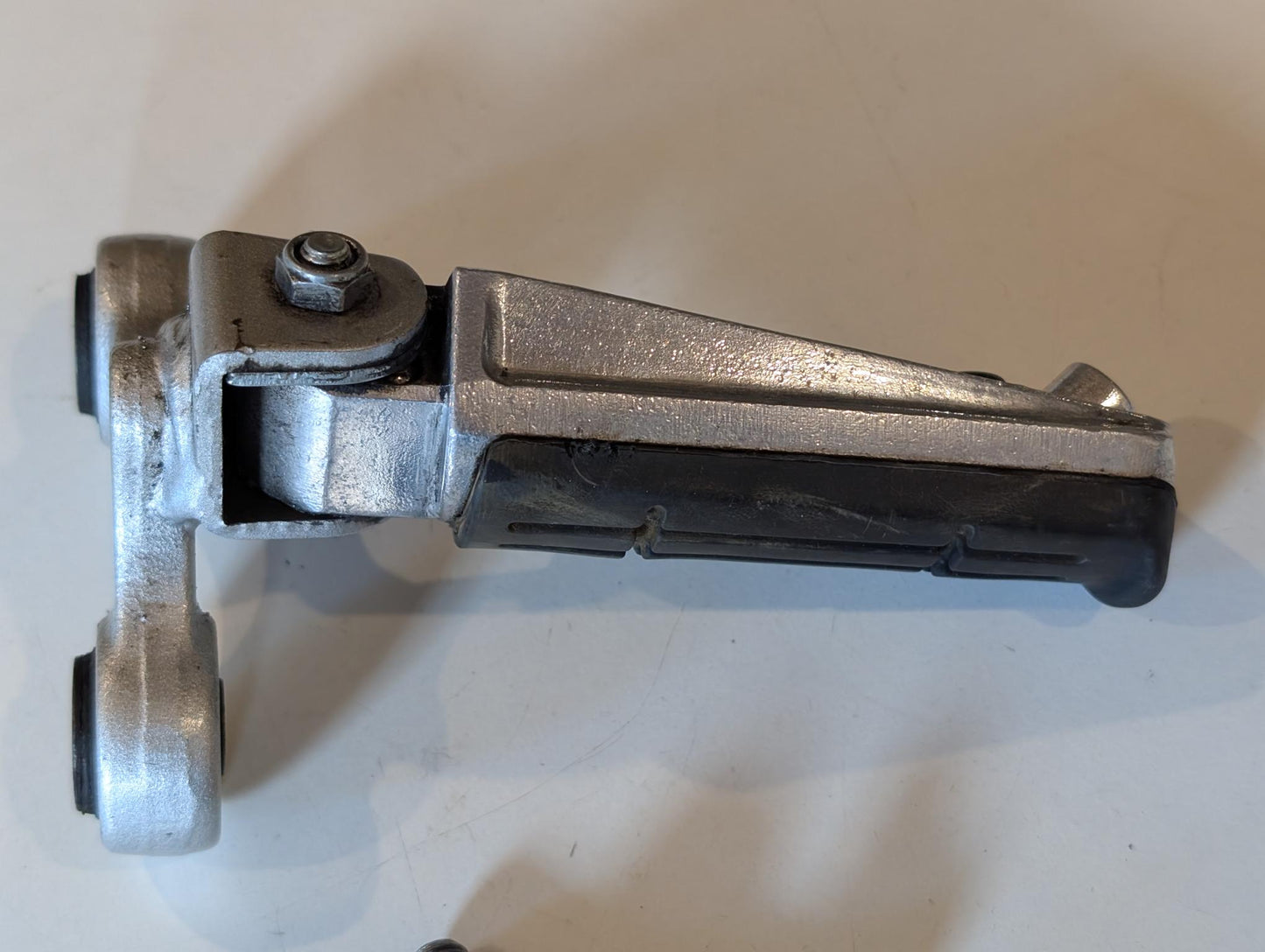 Yamaha GTS1000A 4BH Fussraste inkl. Halter hinten links 4BH-27430-00, gebraucht