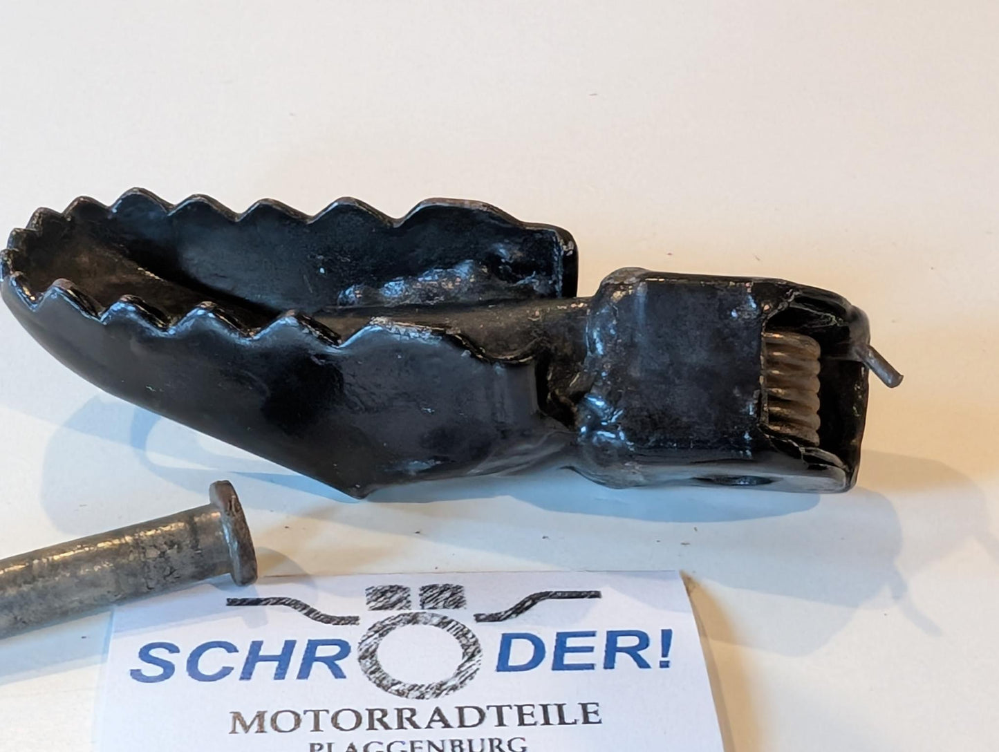 Yamaha DT175MX 2K4 Fussraste links vorne inkl. Feder und Bolzen, gebraucht