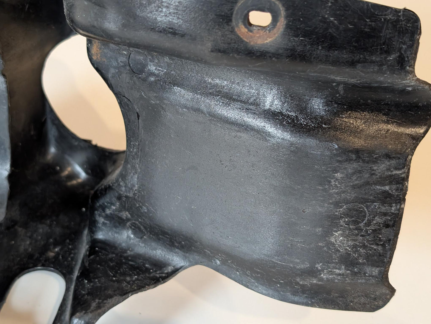 Yamaha DT175MX 2K4 Spritzschutz Schwinge Federbein Konsole, gebraucht