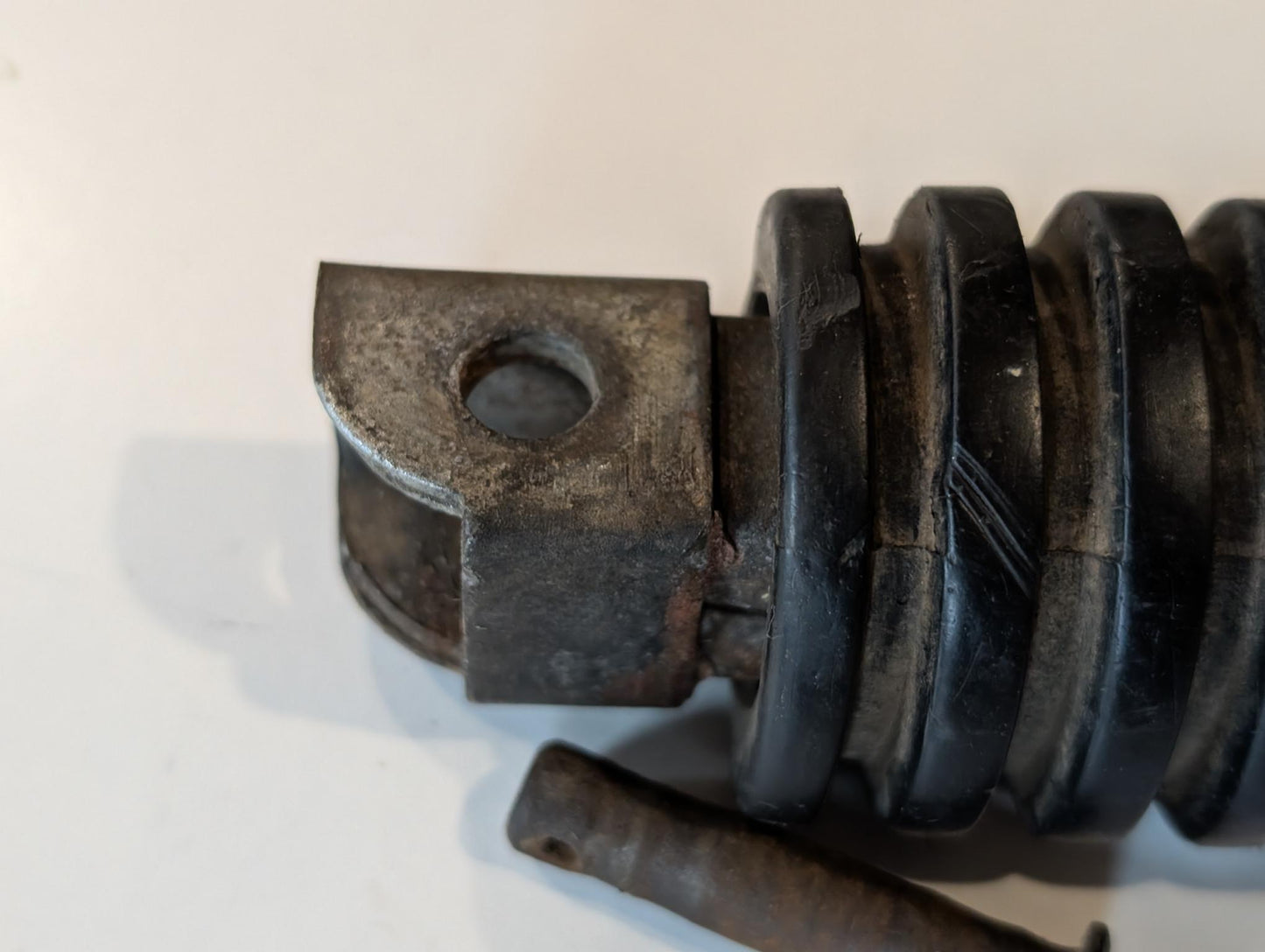 Yamaha DT175MX 2K4 Fussraste Fussrastenhalter vorne rechts mit Bolzen, gebraucht