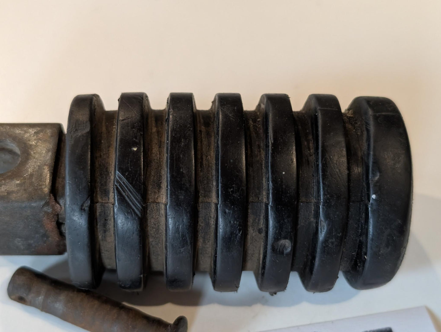 Yamaha DT175MX 2K4 Fussraste Fussrastenhalter vorne rechts mit Bolzen, gebraucht