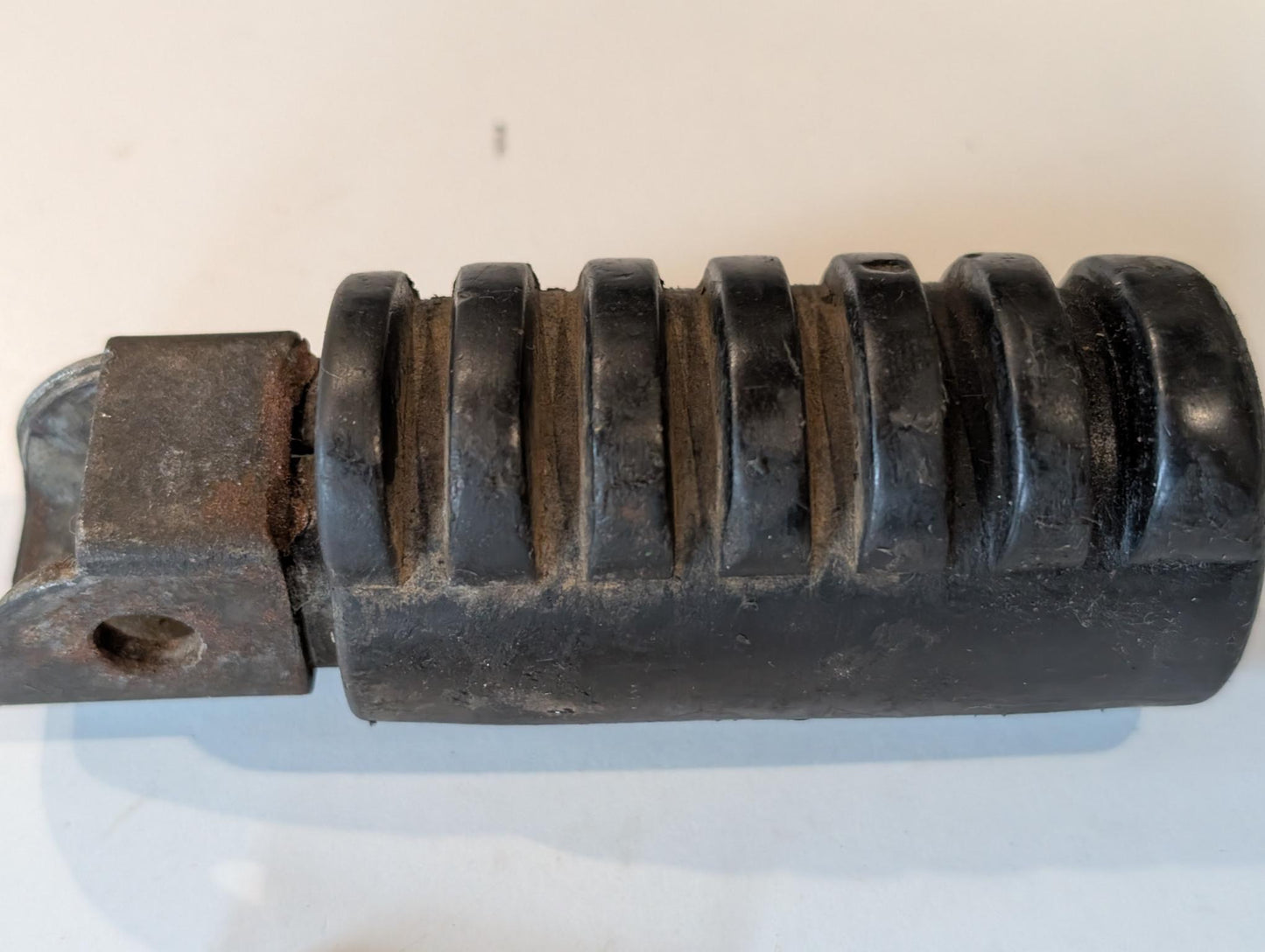 Yamaha DT175MX 2K4 Fussraste Fussrastenhalter vorne rechts mit Bolzen, gebraucht