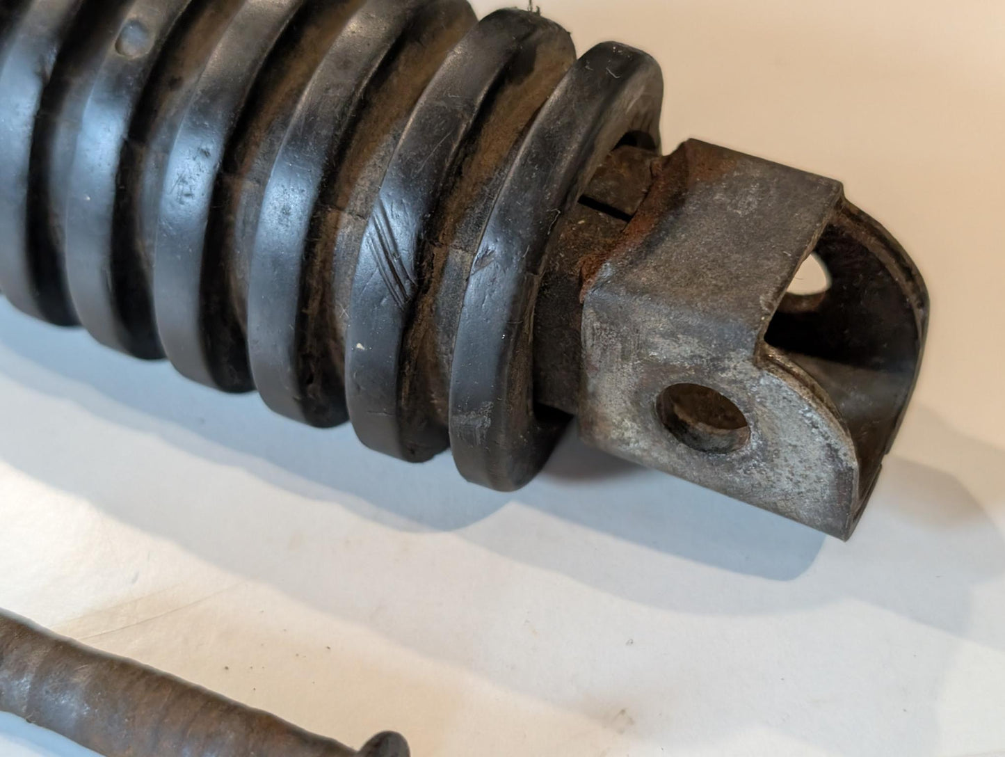 Yamaha DT175MX 2K4 Fussraste Fussrastenhalter vorne rechts mit Bolzen, gebraucht