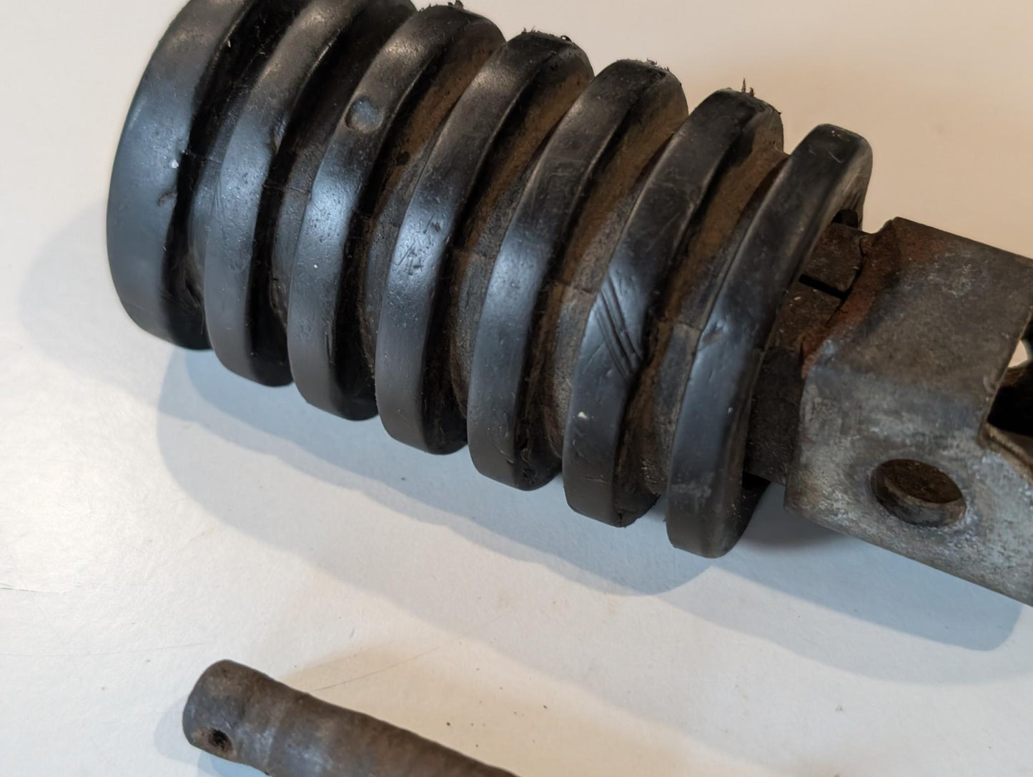Yamaha DT175MX 2K4 Fussraste Fussrastenhalter vorne rechts mit Bolzen, gebraucht