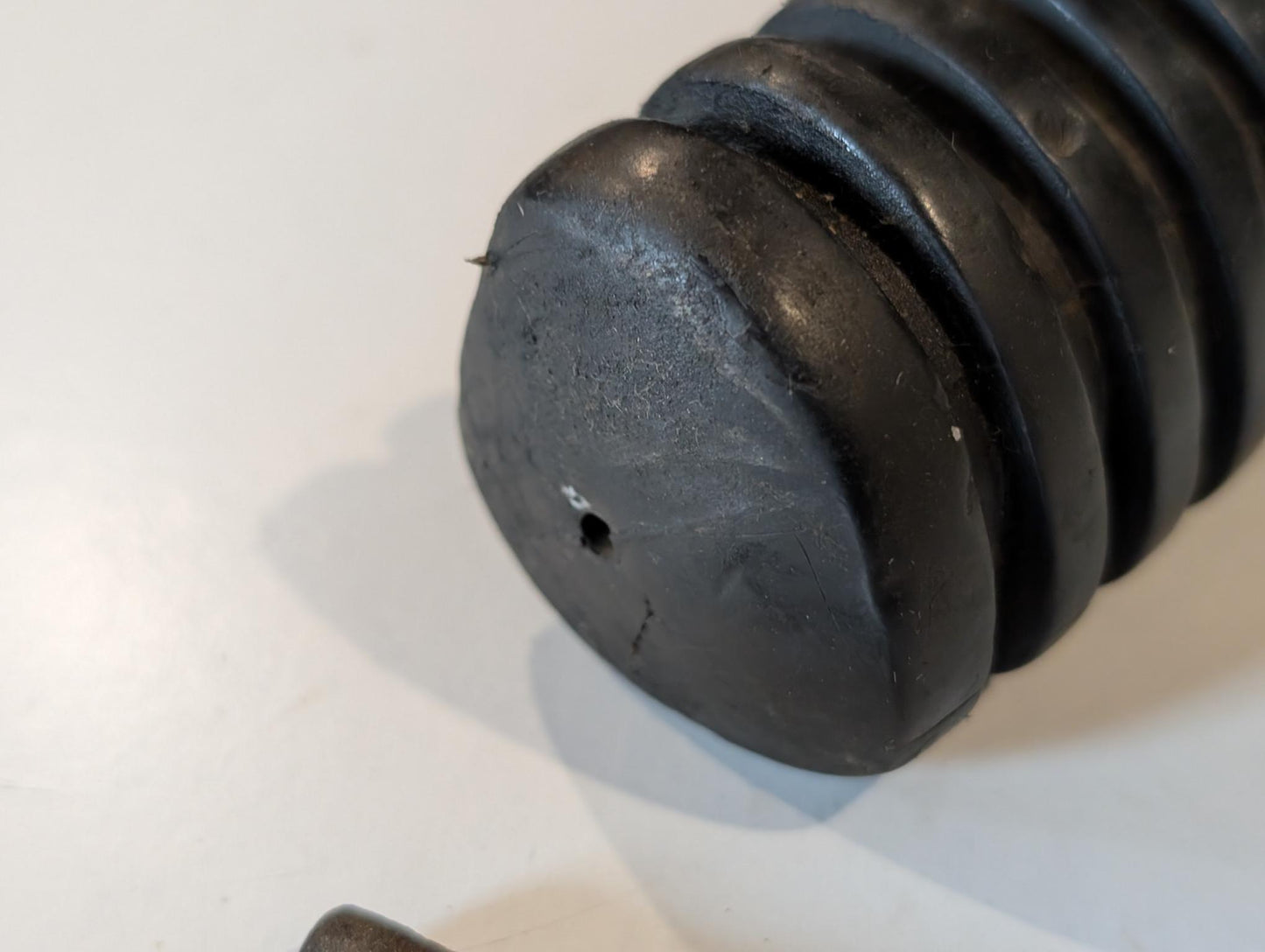 Yamaha DT175MX 2K4 Fussraste Fussrastenhalter vorne rechts mit Bolzen, gebraucht