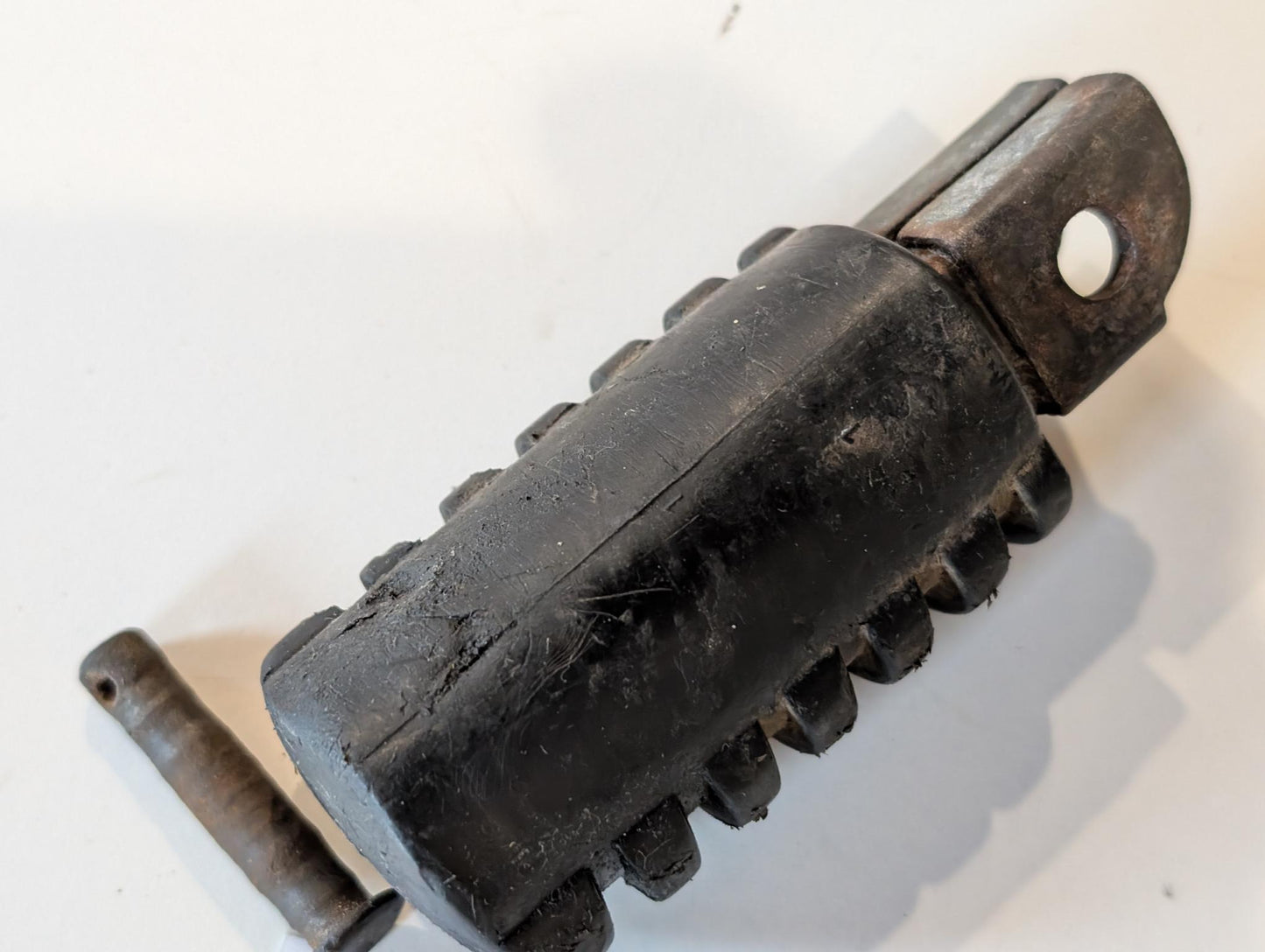 Yamaha DT175MX 2K4 Fussraste Fussrastenhalter vorne rechts mit Bolzen, gebraucht
