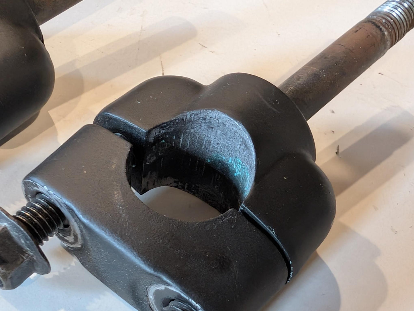 Yamaha XT600 43F Lenkerhalter 1E6-23441-00 3Y6-23442-00-98 Schraube 95826-08035 gebraucht