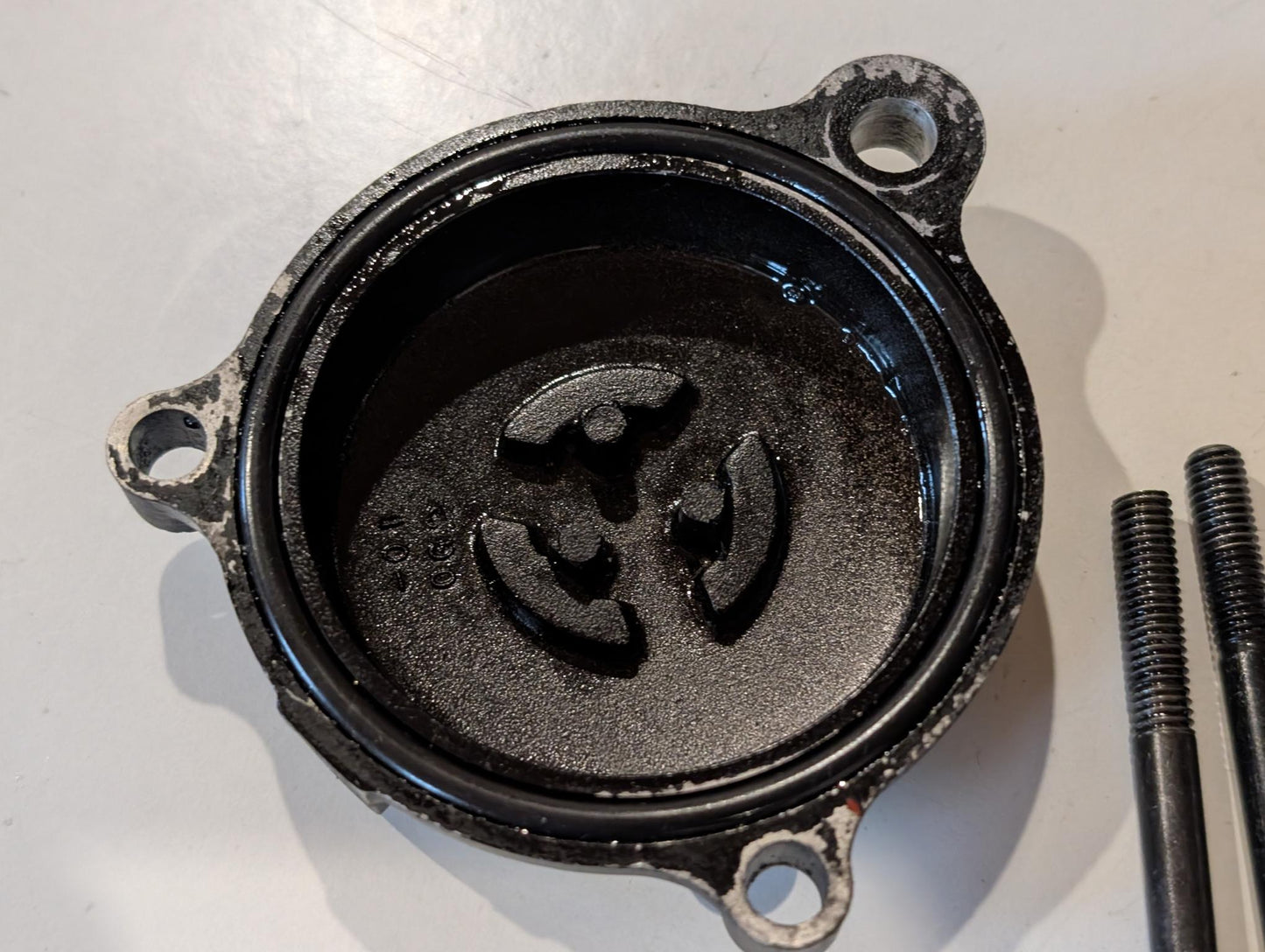Yamaha XT600 43F Ölfilterdeckel 583-13447 mit Schrauben schwarz gebraucht