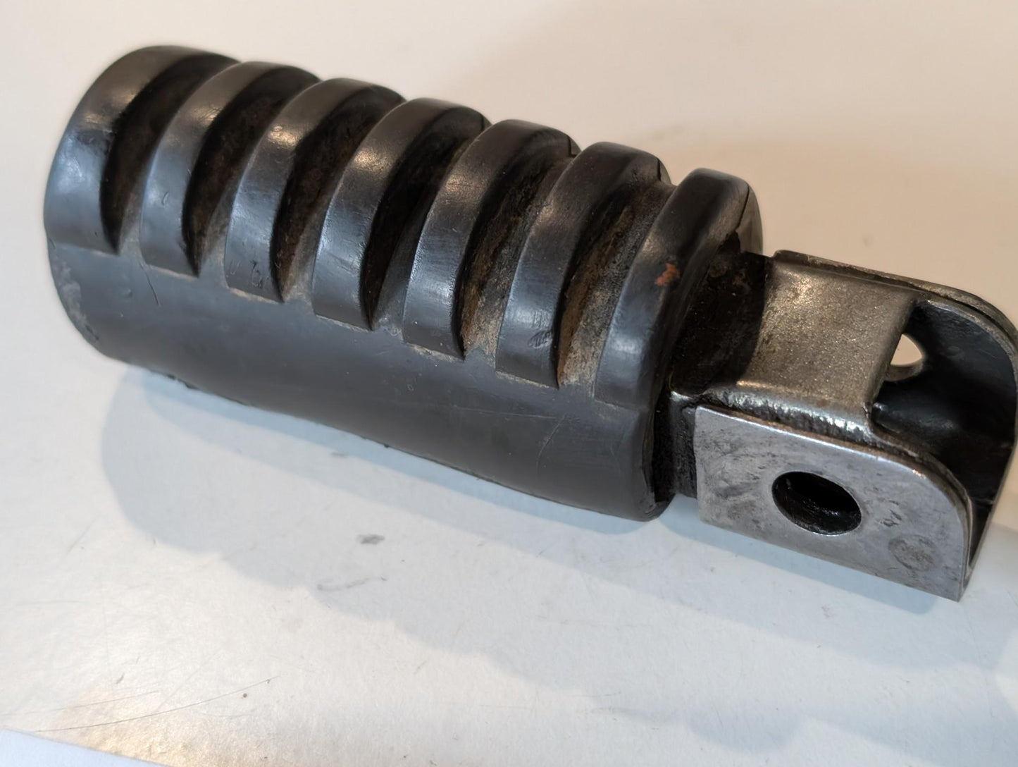 Yamaha XT600 43F Fussraste vorne links 214-27421-00 gebraucht