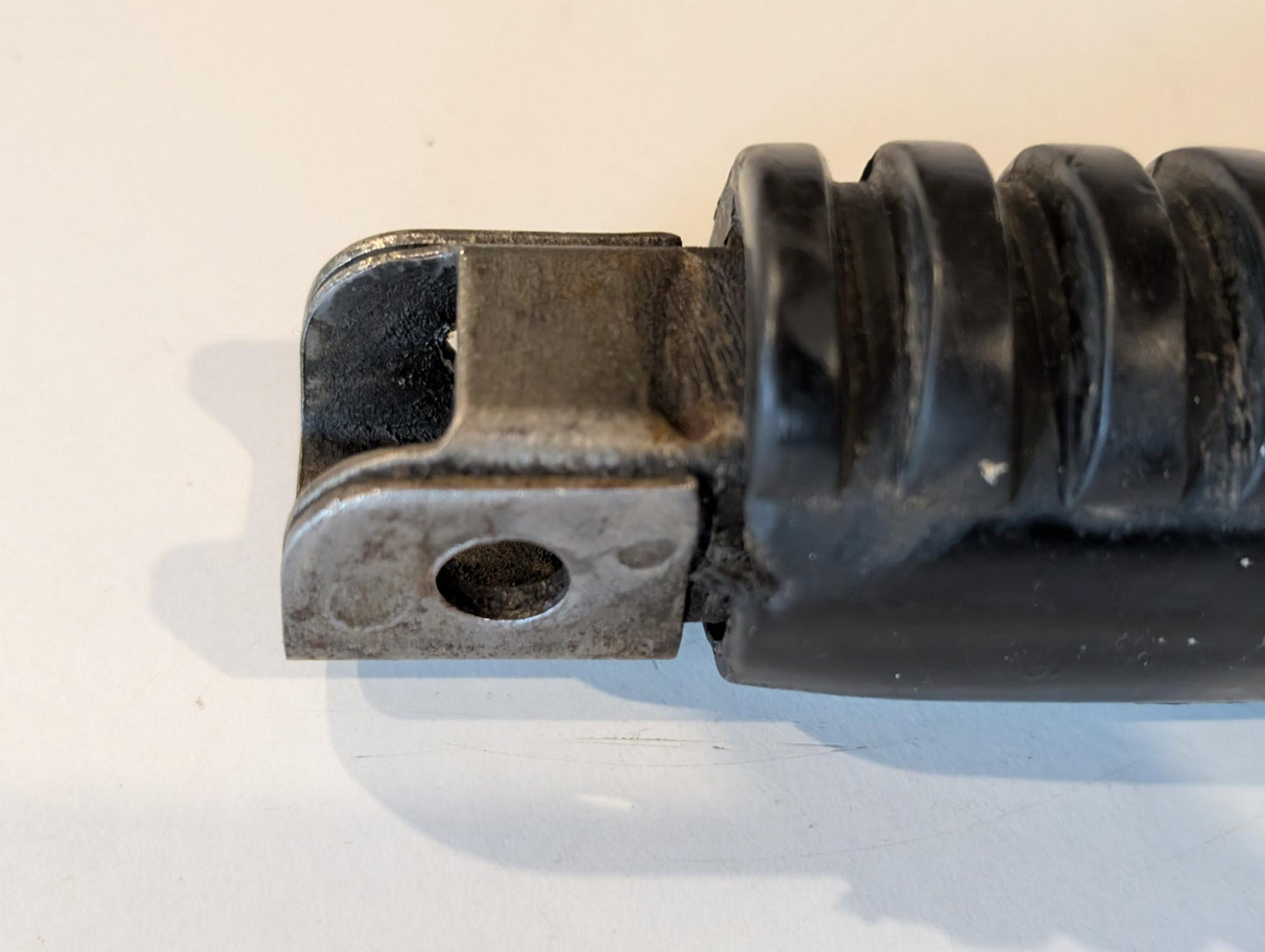 Yamaha XT600 43F Fussraste vorne rechts 214-27421-00 gebraucht