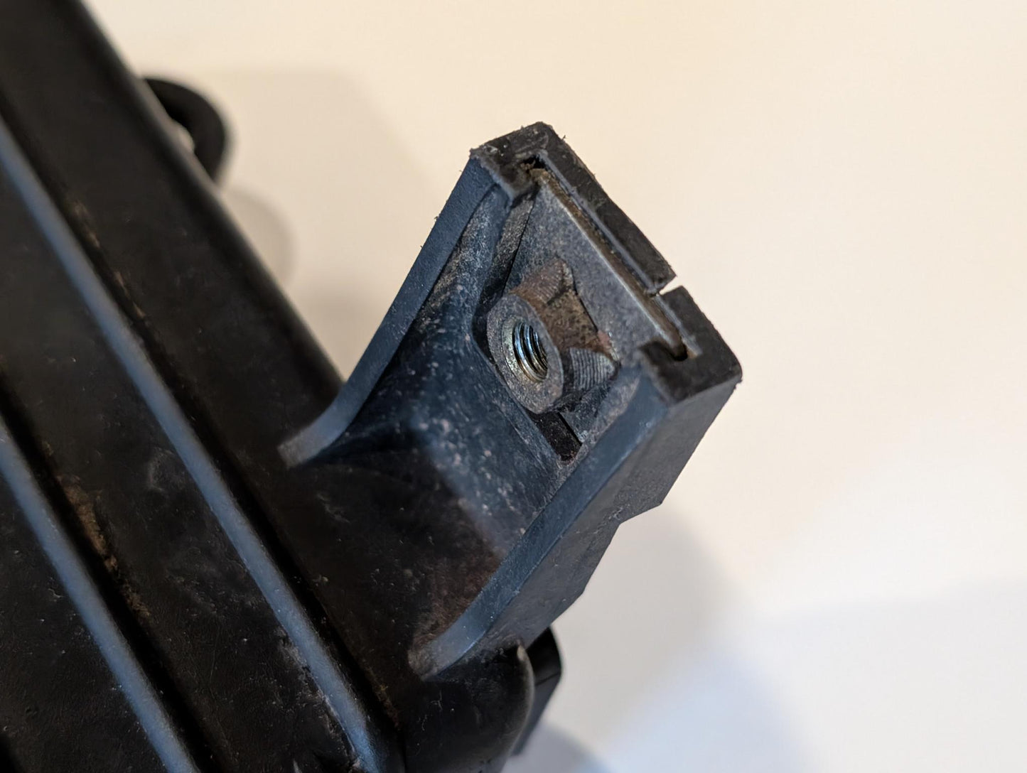 Yamaha XT600 43F Batteriehalter Batteriekasten 34L-2177G-00 Halter Spannungsregler gebraucht