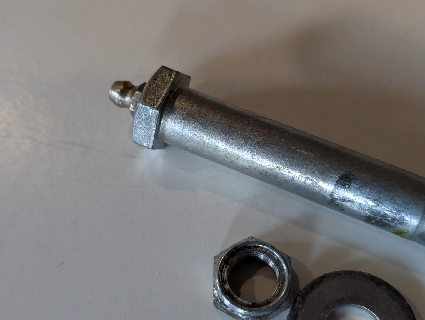 Yamaha XT600 43F Lagerwelle Drehwelle Schraube Umlenkung an Schwinge 90109-120A3 mit Schmiernippel gebraucht