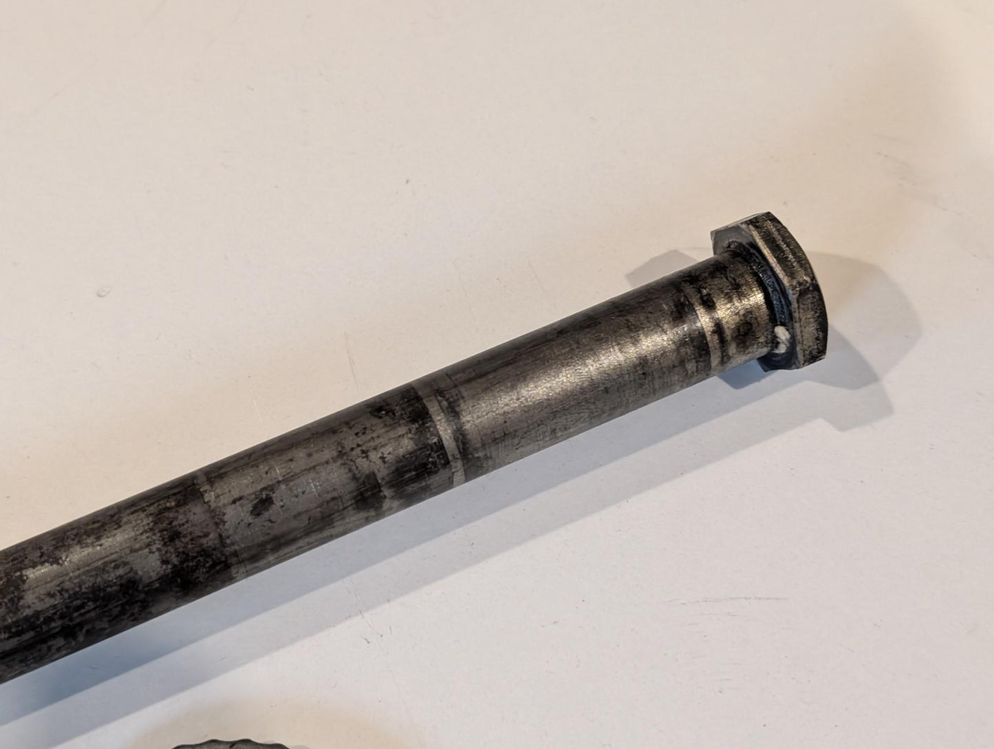 Yamaha XT600Z 3AJ Hinterradachse 3AJ-25381-00 mit Spannern 3Y1-25388-01 3Y1-25389-00 und Mutter gebraucht