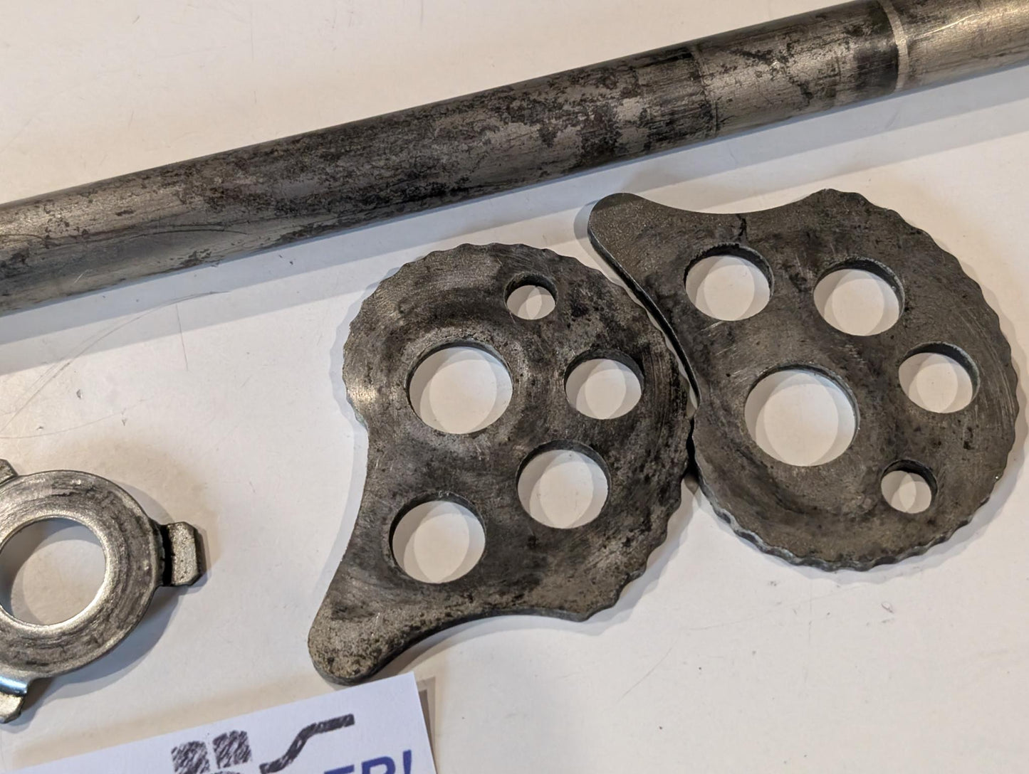 Yamaha XT600Z 3AJ Hinterradachse 3AJ-25381-00 mit Spannern 3Y1-25388-01 3Y1-25389-00 und Mutter gebraucht