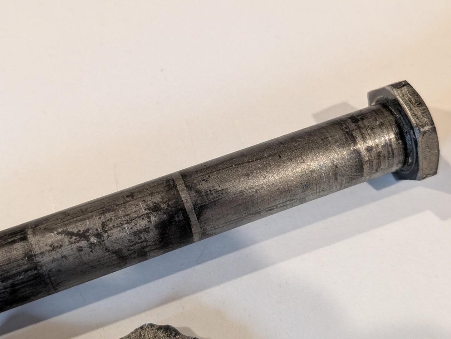 Yamaha XT600Z 3AJ Hinterradachse 3AJ-25381-00 mit Spannern 3Y1-25388-01 3Y1-25389-00 und Mutter gebraucht