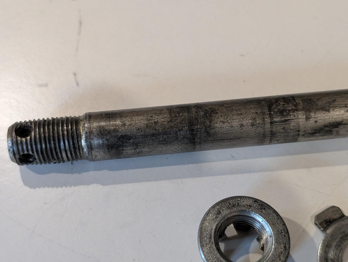 Yamaha XT600Z 3AJ Hinterradachse 3AJ-25381-00 mit Spannern 3Y1-25388-01 3Y1-25389-00 und Mutter gebraucht