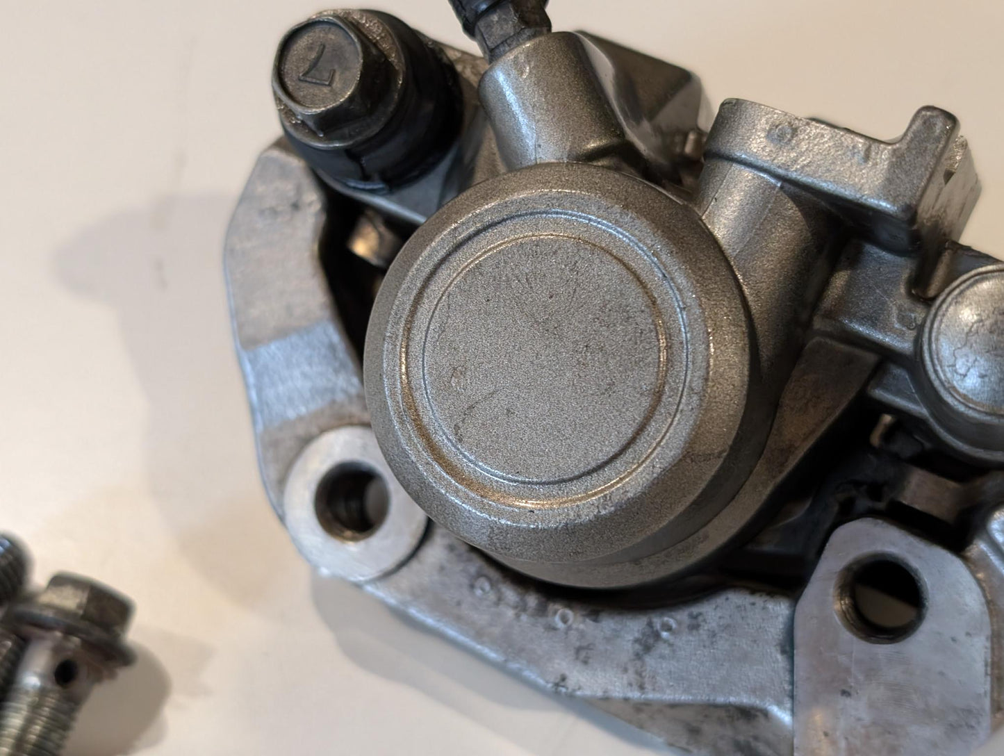 Yamaha XT600Z 3AJ Bremssattel hinten 2KF-2580W-00 mit Schrauben gebraucht