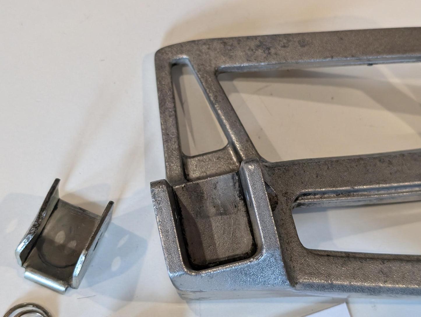 Yamaha XT600Z 3AJ Fussrastenhalter Konsole hinten rechts 2KF-2742L-00 mit Schrauben gebraucht