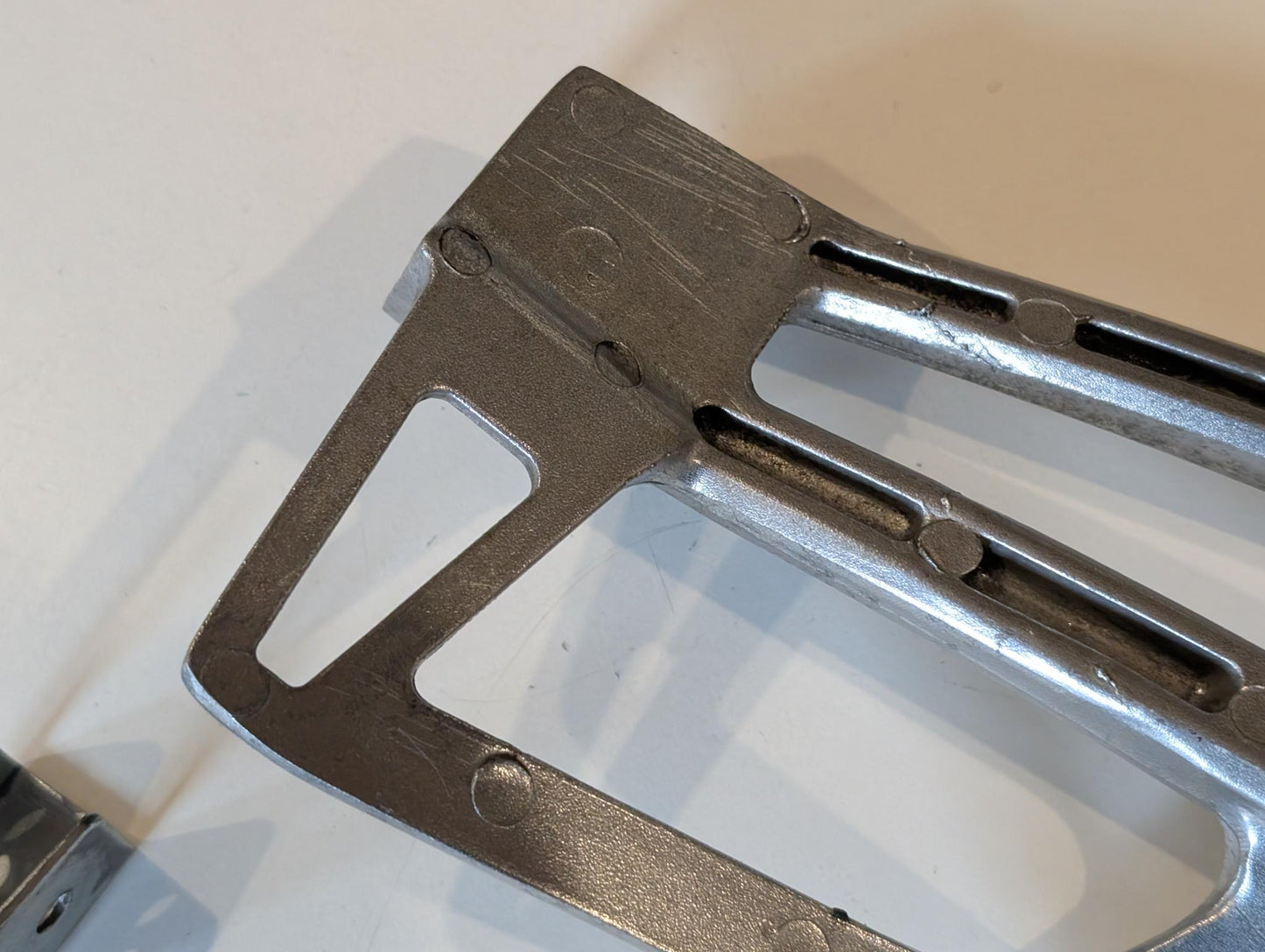 Yamaha XT600Z 3AJ Fussrastenhalter Konsole hinten rechts 2KF-2742L-00 mit Schrauben gebraucht