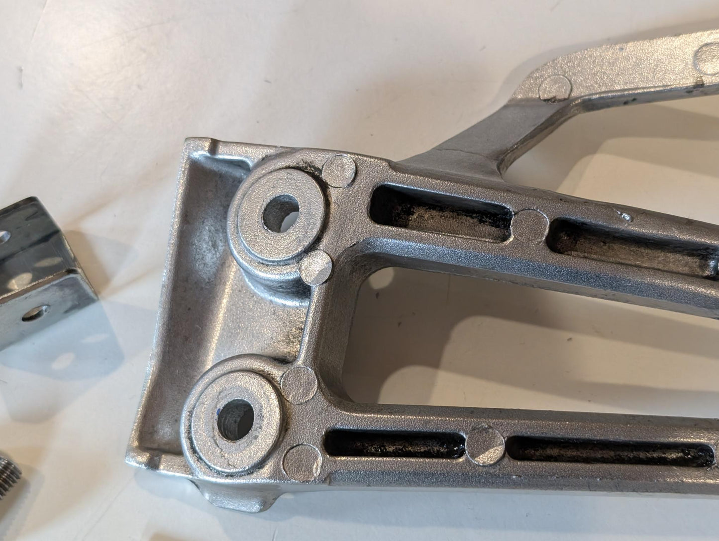 Yamaha XT600Z 3AJ Fussrastenhalter Konsole hinten rechts 2KF-2742L-00 mit Schrauben gebraucht