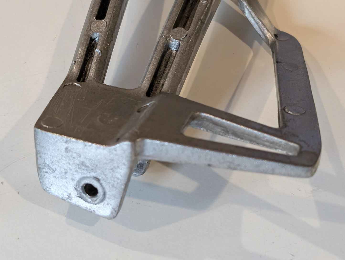 Yamaha XT600Z 3AJ Fussrastenhalter Konsole hinten rechts 2KF-2742L-00 mit Schrauben gebraucht