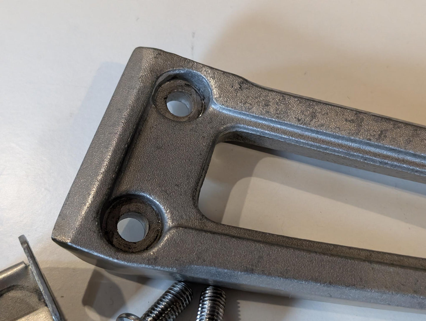 Yamaha XT600Z 3AJ Fussrastenhalter Konsole hinten links 51Y-2741L-00 mit Schrauben gebraucht