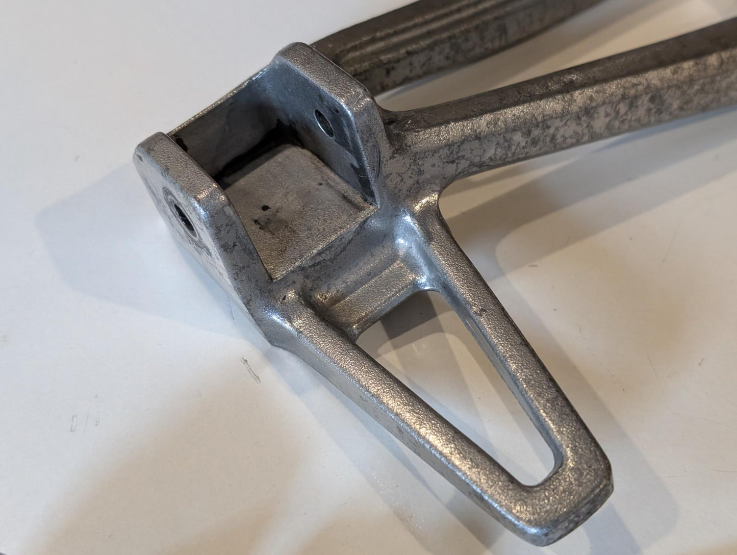 Yamaha XT600Z 3AJ Fussrastenhalter Konsole hinten links 51Y-2741L-00 mit Schrauben gebraucht