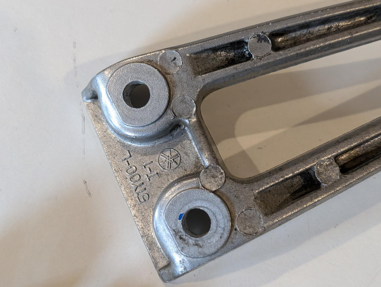 Yamaha XT600Z 3AJ Fussrastenhalter Konsole hinten links 51Y-2741L-00 mit Schrauben gebraucht