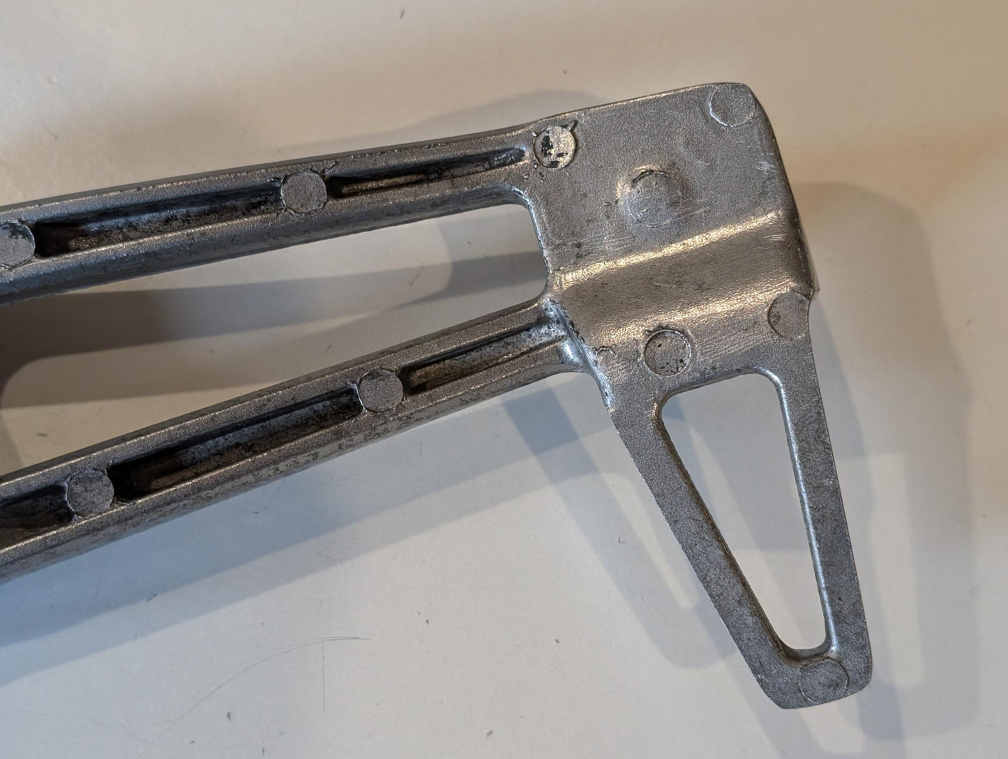 Yamaha XT600Z 3AJ Fussrastenhalter Konsole hinten links 51Y-2741L-00 mit Schrauben gebraucht