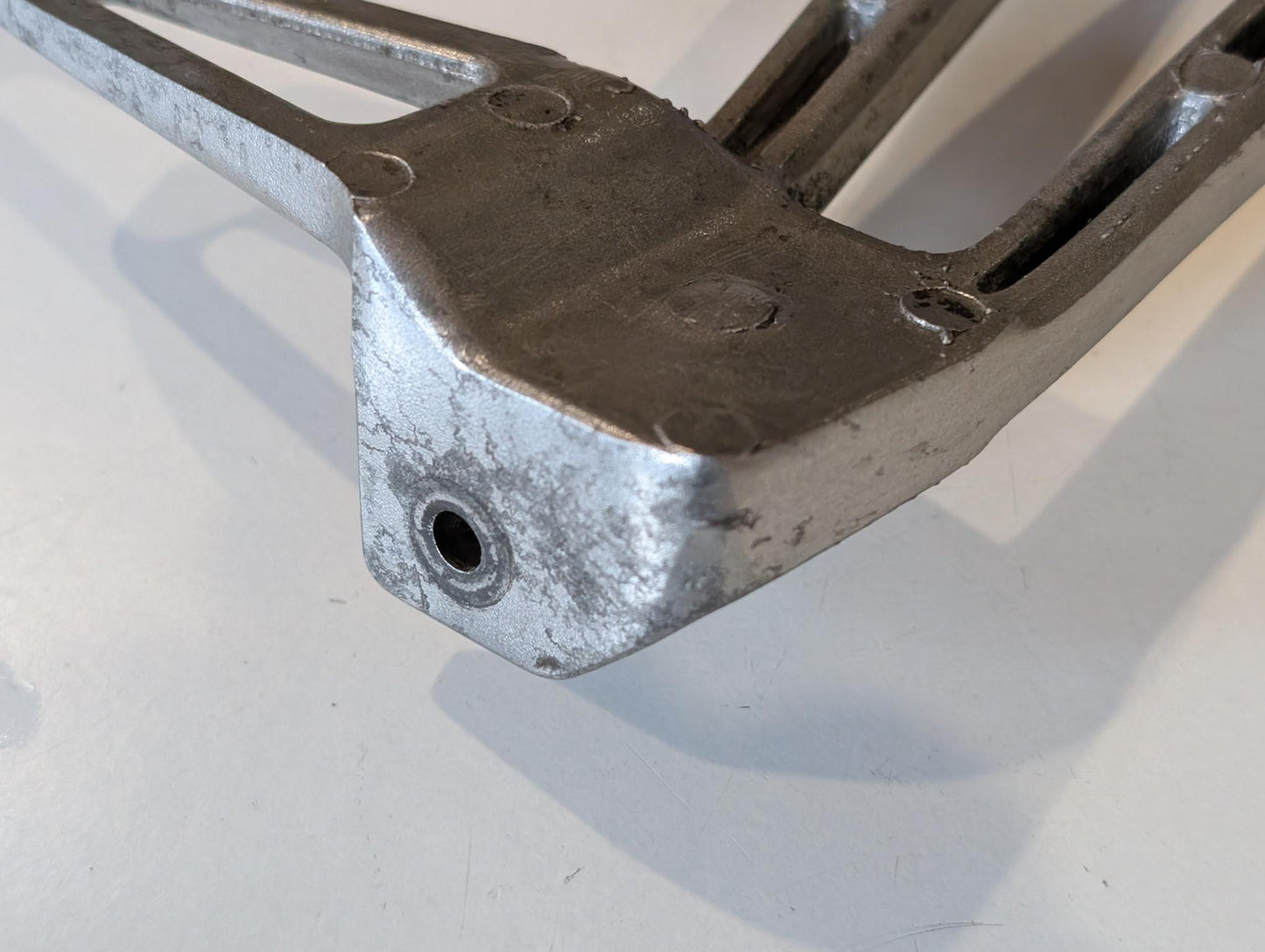 Yamaha XT600Z 3AJ Fussrastenhalter Konsole hinten links 51Y-2741L-00 mit Schrauben gebraucht