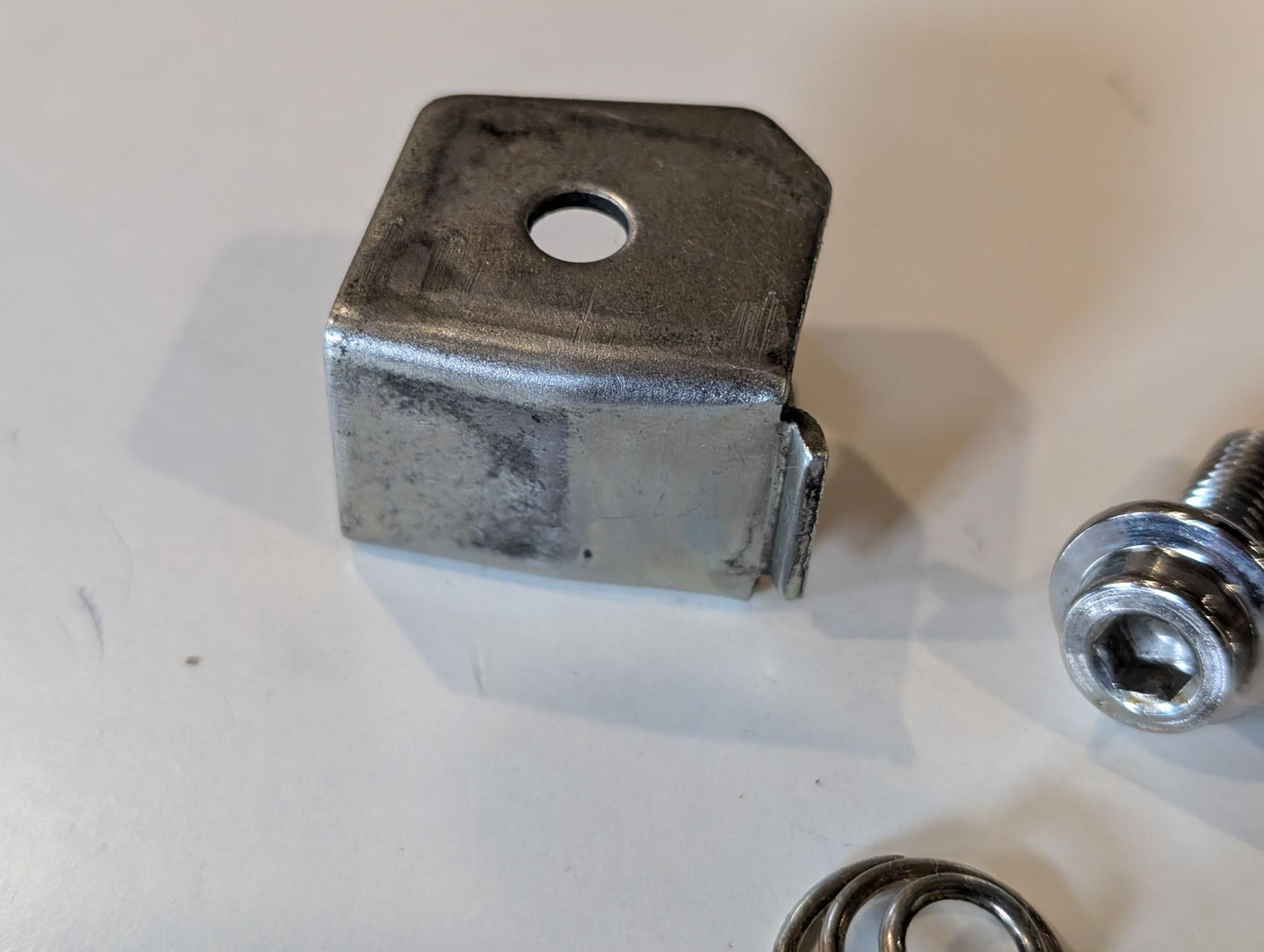 Yamaha XT600Z 3AJ Fussrastenhalter Konsole hinten links 51Y-2741L-00 mit Schrauben gebraucht