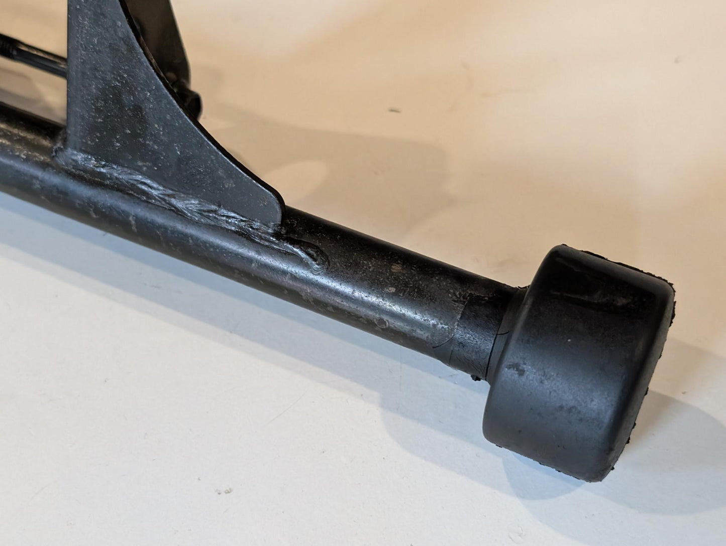 Yamaha XT600Z 3AJ Halterung Stütze Kraftstofftank 3AJ-24116-00 Benzintank mit Dämpfer und Schrauben 91006-06070 gebraucht