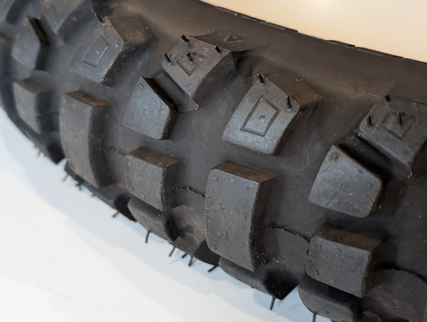 Reifen Vorderrad Bridgestone Battlax AX41F 3.00-21 51P vorne M+S Adventure Cross Schlauch Typ DOT PAK0421 gebraucht