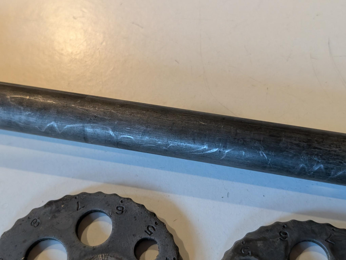 Yamaha XT600Z 1VJ Hinterradachse 1VJ-25381-00 mit Spannern 3Y1-25388-01 3Y1-25389-00 und Mutter, gebraucht