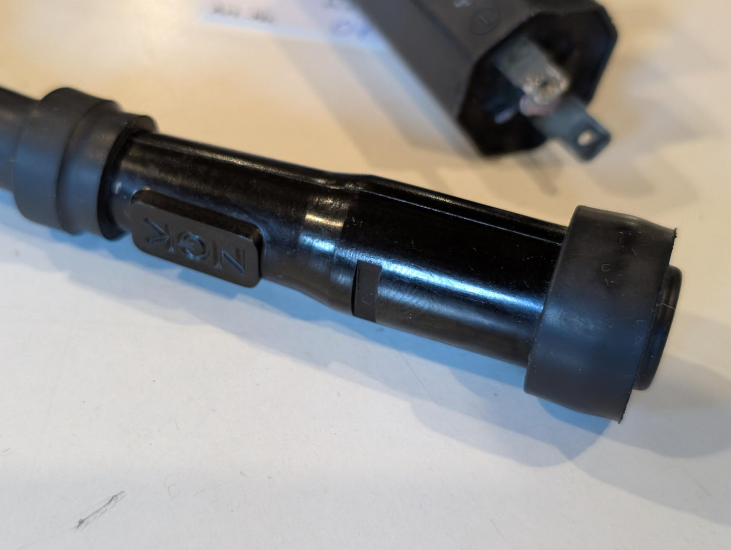 Yamaha XT600Z 1VJ Zündspule 1VJ-82310-50 mit Gummihalter 1VJ-82317-00 und Zündstecker NGK, gebraucht