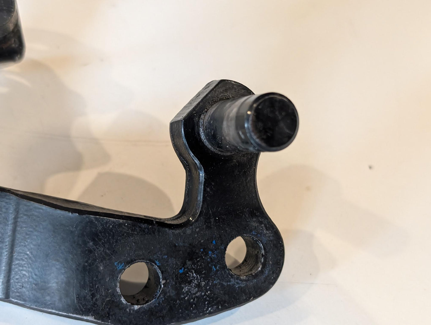 Yamaha XT600Z 1VJ Fussrastenhalter Halter Bremshebel vorne rechts 34L-27422-01 mit Schauben, gebraucht